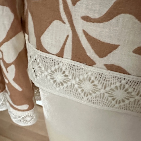 Christian Siriano Tan and White Floral Blouse, Size M - Picture 3 of 4